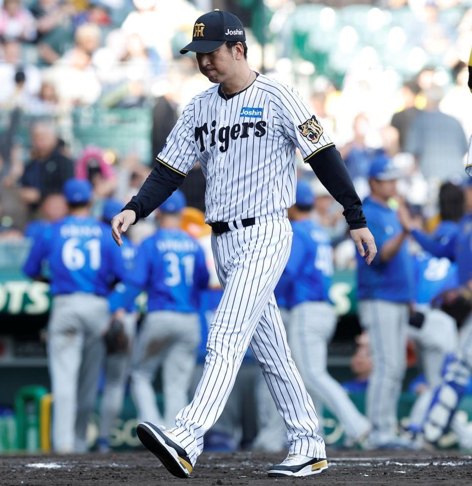 ＤｅＮＡに連敗し、足早に引き揚げる藤川監督（撮影・西田忠信）