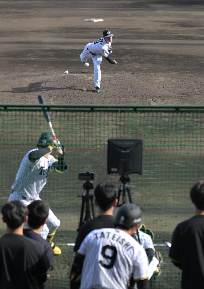 試合後のライブＢＰに登板、立石らと対戦した下村（撮影・金居みつよし）
