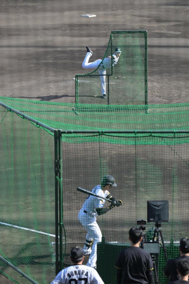 試合後のライブＢＰに登板、立石と対戦する下村（撮影・金居みつよし）