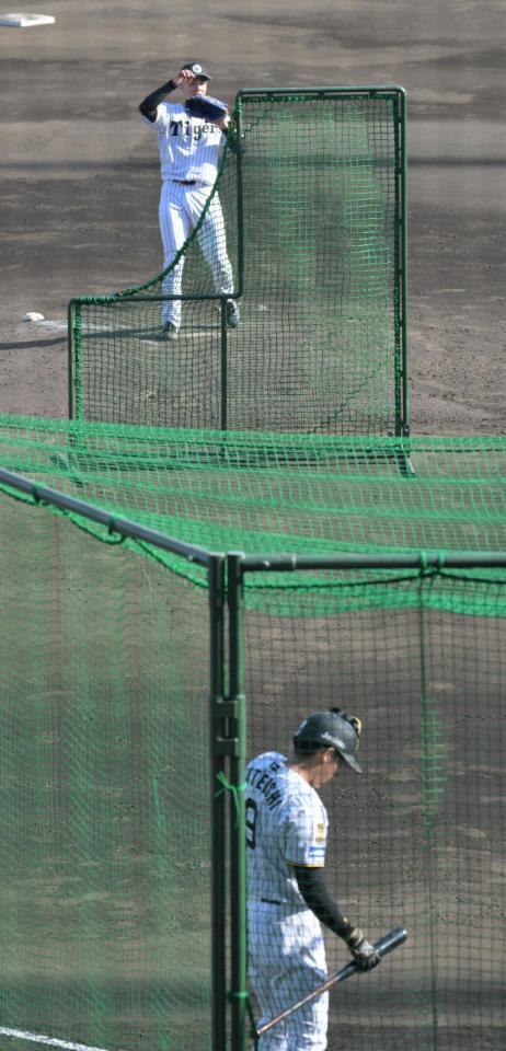 試合後のライブＢＰに登板、立石と対戦する下村（撮影・金居みつよし）