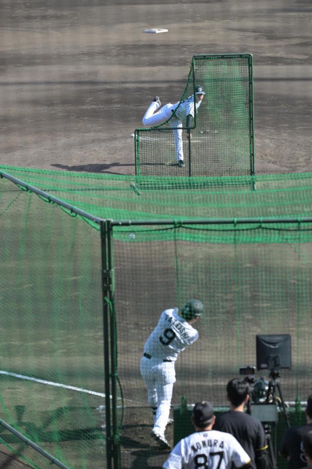 試合後のライブＢＰに登板、立石と対戦する下村（撮影・金居みつよし）