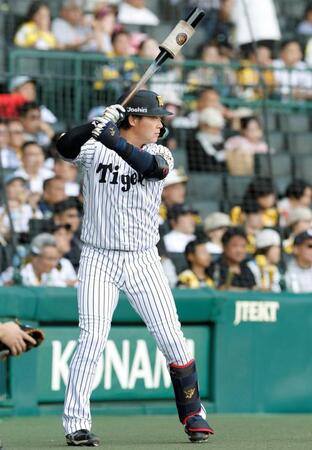 　９回、代打の準備をする大山（撮影・西田忠信）