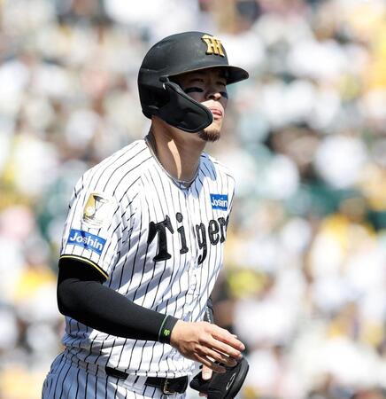 １回、申告敬遠で出塁する佐藤輝（撮影・西田忠信）