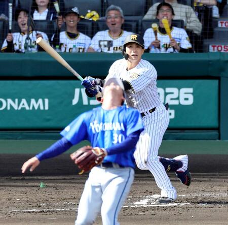 　６回、中犠飛を放つ木浪（撮影・山口登）