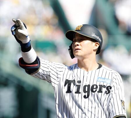 ４回、左前打を放ちベンチを指さす木浪（撮影・西田忠信）