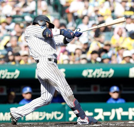 ６回、先制犠飛を放つ木浪（撮影・西田忠信）