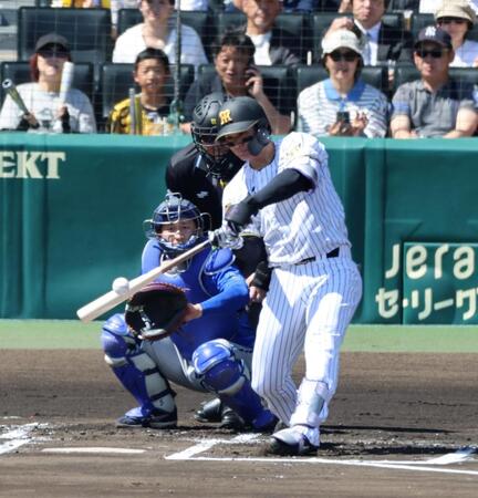 １回、左中間に二塁打を放つ森下（捕手・松尾）＝撮影・山口登
