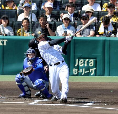 １回、左中間に二塁打を放つ森下（捕手・松尾）＝撮影・山口登