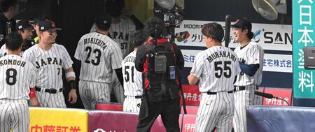 ベンチで談笑するドジャース・大谷翔平ら＝３月