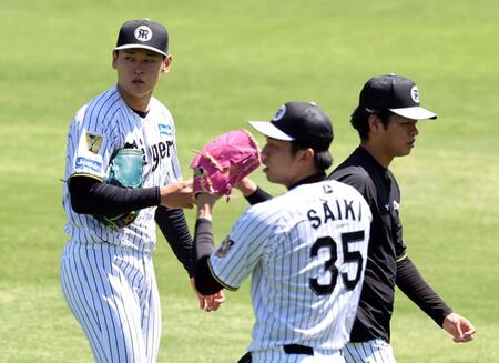１軍に合流した早川（左）＝撮影・山口登