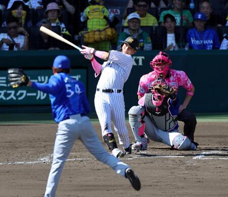 ５回、右前打を放つ木浪（投手・石田裕、捕手・山本）＝撮影・山口登