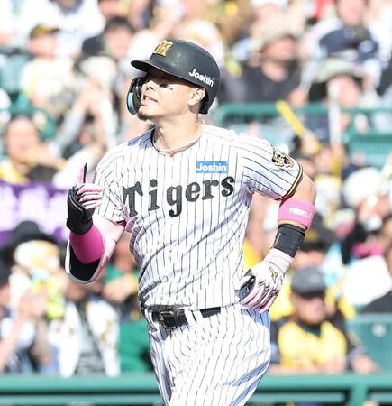 ６回、ソロを放ち三塁を回る佐藤輝（撮影・西田忠信）