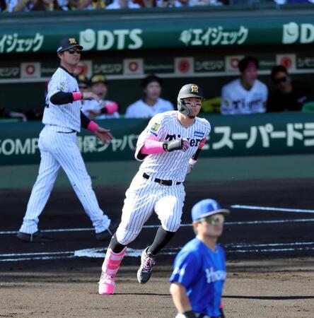 ６回、ソロを放ちベースを回る佐藤輝（撮影・山口登）
