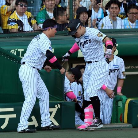 ６回、佐藤輝はソロを放ち生還し森下に迎えられる（撮影・山口登）