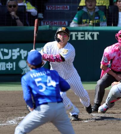 ４回、中飛に倒れる前川（撮影・山口登）