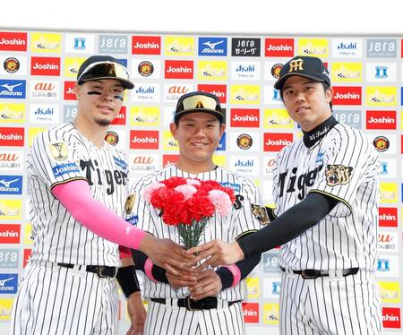 母の日にちなみ、花束を手にする（左から）佐藤輝、嶋村、才木（撮影・西田忠信）