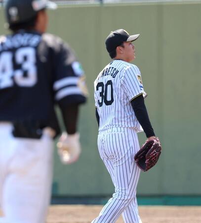 ６回、井上にソロを浴びる門別（撮影・立川洋一郎）