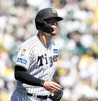 １回、申告敬遠で出塁する佐藤輝（撮影・西田忠信）