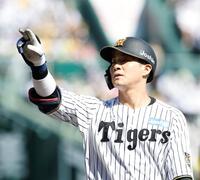 ４回、左前打を放ちベンチを指さす木浪（撮影・西田忠信）