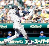 ６回、先制犠飛を放つ木浪（撮影・西田忠信）