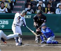 ６回、先制の中犠飛を放つ木浪（捕手・松尾）＝撮影・山口登
