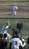 試合後、ライブＢＰに登板した下村（撮影・金居みつよし）