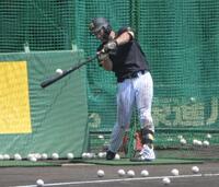 試合前、打撃練習をする立石（撮影・金居みつよし）