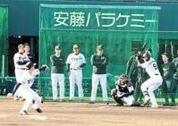 ライブＢＰに登板し、立石正広（９）と対戦する阪神・下村海翔＝日鉄鋼板ＳＧＬスタジアム尼崎