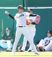 ピンクのグラブでキャッチボールする西勇（撮影・西田忠信）