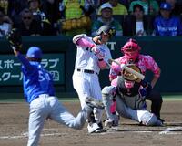 ５回、右前打を放つ木浪（投手・石田裕、捕手・山本）＝撮影・山口登