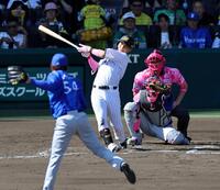 ５回、右前打を放つ木浪（投手・石田裕、捕手・山本）＝撮影・山口登