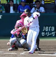 ５回、左前打を放つ梅野（捕手・山本）＝撮影・山口登