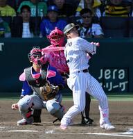 ５回、左前打を放つ梅野（捕手・山本）＝撮影・山口登