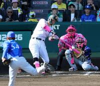 ６回、中越えにソロを放つ佐藤輝（投手・石田裕、捕手・山本）＝撮影・山口登