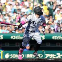 ６回、ソロを放つ佐藤輝（撮影・西田忠信）