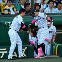 ６回、佐藤輝はソロを放ち生還し森下に迎えられる（撮影・山口登）