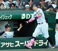 ６回、ソロを放った佐藤輝を迎える藤川監督（撮影・山口登）