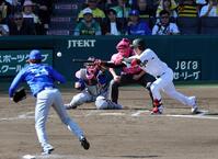 ５回、スクイズを決める才木（投手・石田裕、捕手・山本）＝撮影・山口登