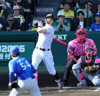 ６回、中越えにソロを放つ佐藤輝（投手・石田裕、捕手・山本）＝撮影・山口登