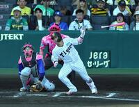 ７回、右前打を放つ梅野（捕手・山本）＝撮影・山口登