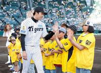 子どもたちとタッチを交わす才木（撮影・西田忠信）