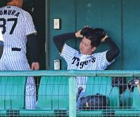 ７回に追加点を許し、ベンチで渋い表情を見せる門別（撮影・立川洋一郎）