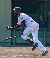 ８回、中前へ適時打を放つコンスエグラ（撮影・立川洋一郎）