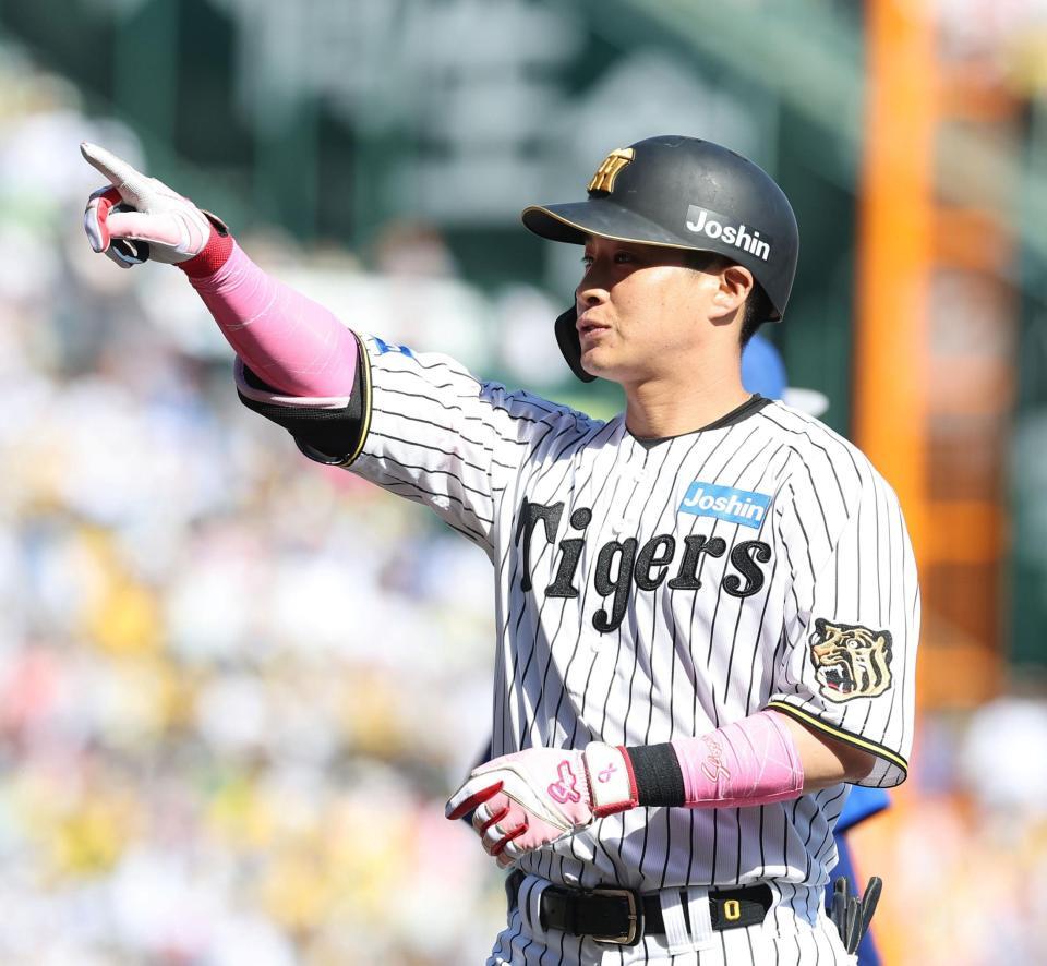 ５回、右前打を放ちベンチを指さす木浪（撮影・西田忠信）