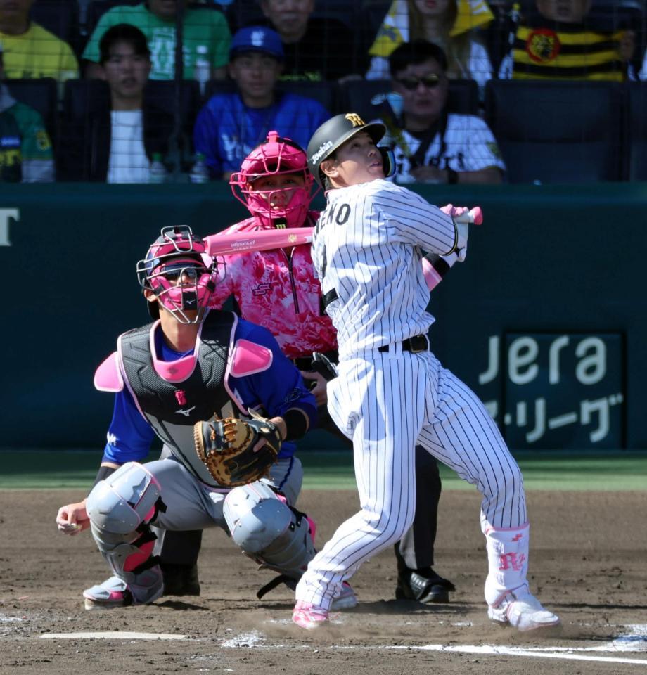 ５回、左前打を放つ梅野（捕手・山本）＝撮影・山口登