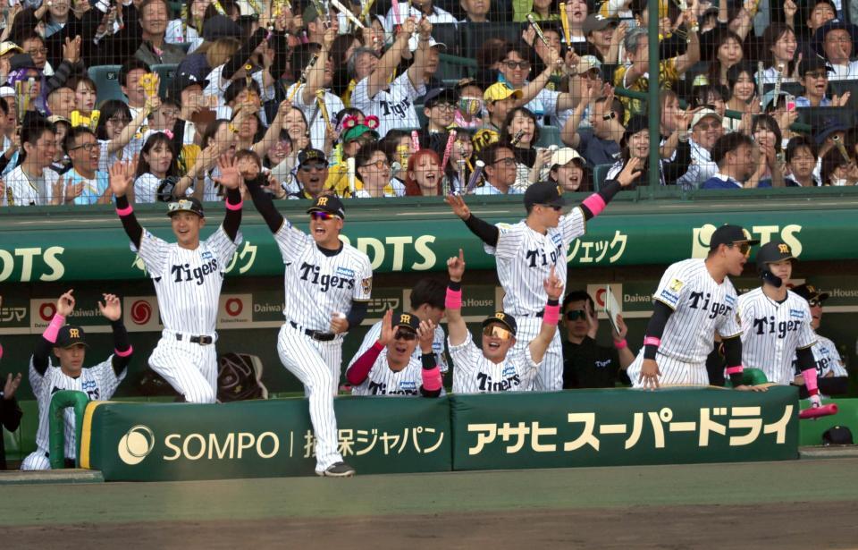 ５回、先制点に盛り上がる大山（中央）ら阪神ナイン（撮影・山口登）