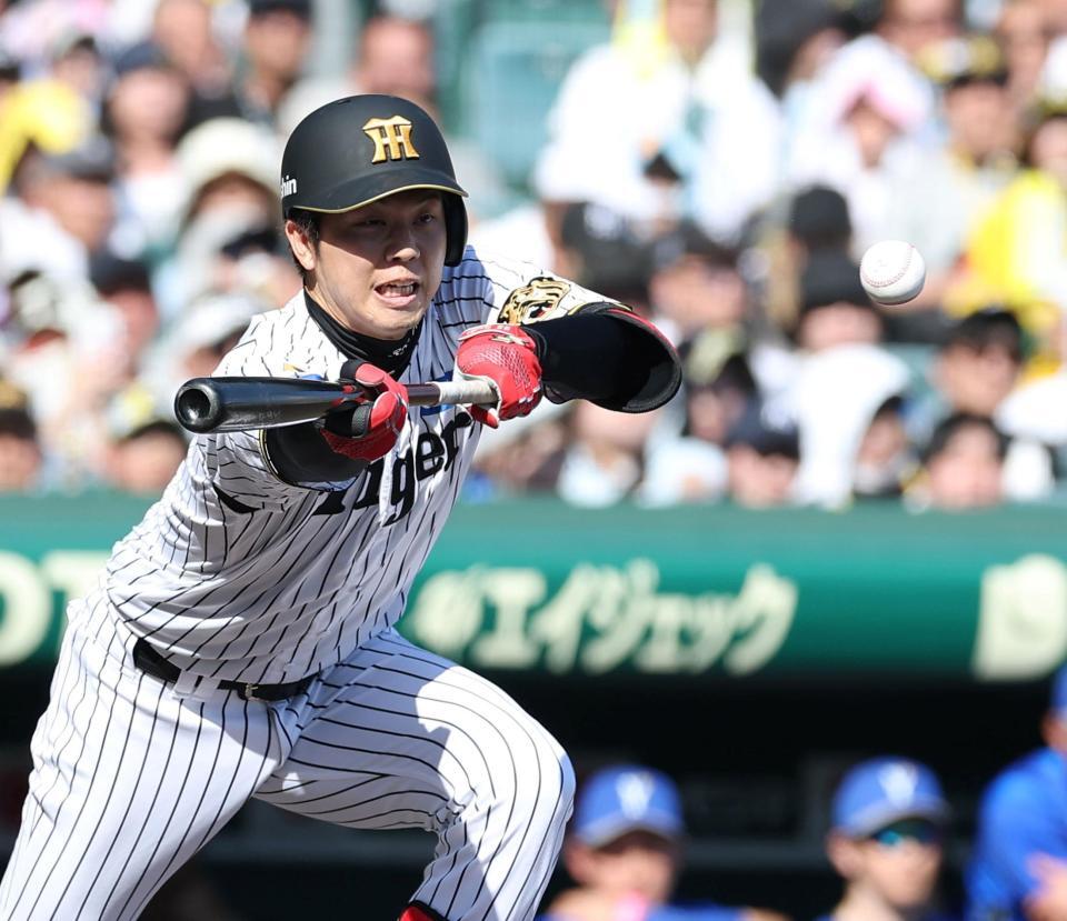 ５回、先制スクイズを決める才木（撮影・西田忠信）