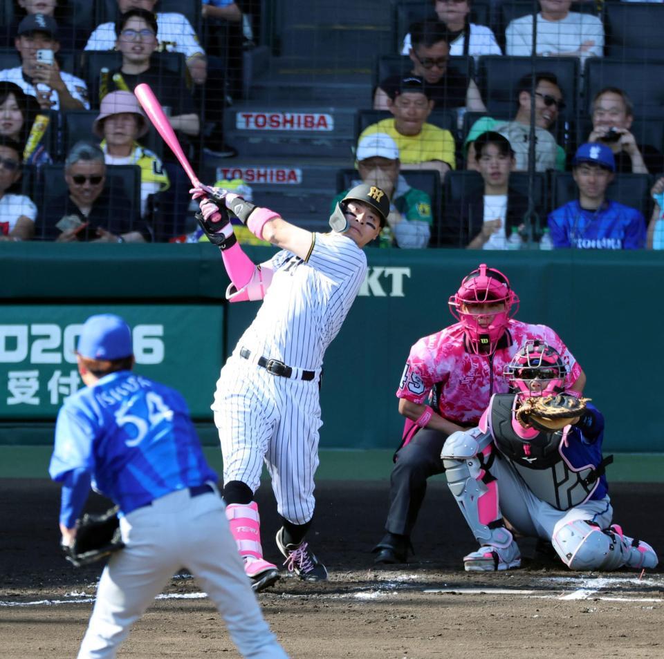 ６回、中越えにソロを放つ佐藤輝（投手・石田裕、捕手・山本）＝撮影・山口登