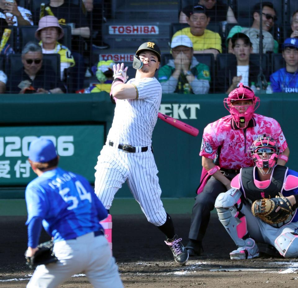 ６回、中越えにソロを放つ佐藤輝（投手・石田裕、捕手・山本）＝撮影・山口登