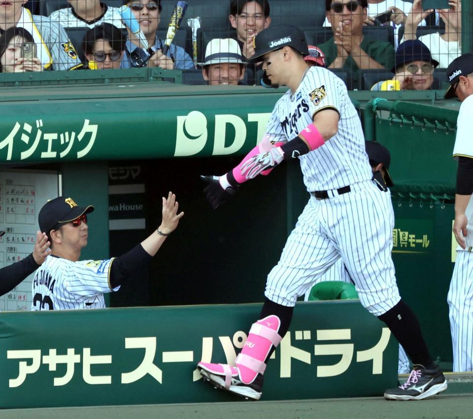 ６回、ソロを放った佐藤輝を迎える藤川監督（撮影・山口登）